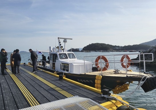 ▲ 경남 고성 자란도에 선박 운행하는 모습. ⓒ해양수산부