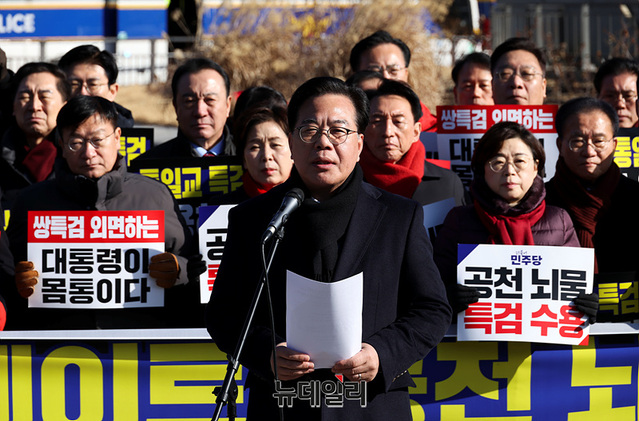 ▲ 송언석 국민의힘 원내대표가 20일 오전 서울 종로구 청와대 사랑채 분수대 앞에서 열린 통일교 게이트·더불어민주당 공천뇌물 특검 촉구 규탄대회에서 구호를 외치고 있다. ⓒ서성진 기자