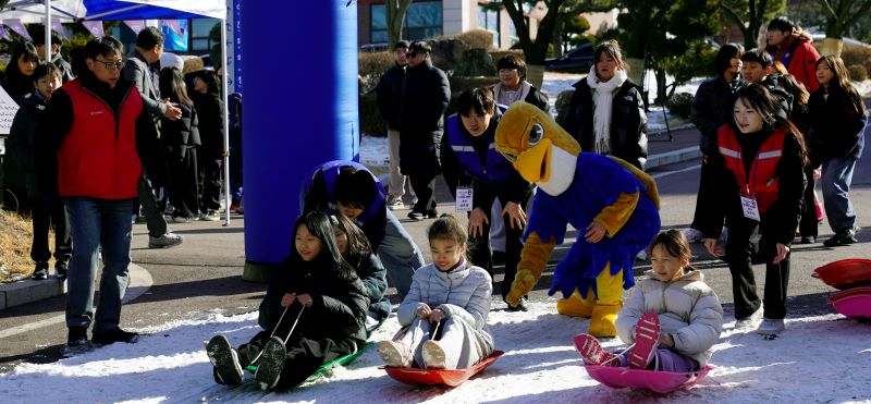 ▲ 쿰캠프에 참여한 아이들이 눈썰매를 타는 모습.ⓒ백석대