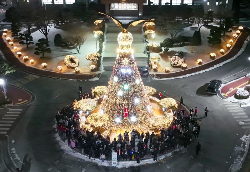 ▲ 쿰캠프에 참여한 아이들이 캠퍼스에 설치된 트리앞에서 기념촬영을 하고 있다.ⓒ백석대