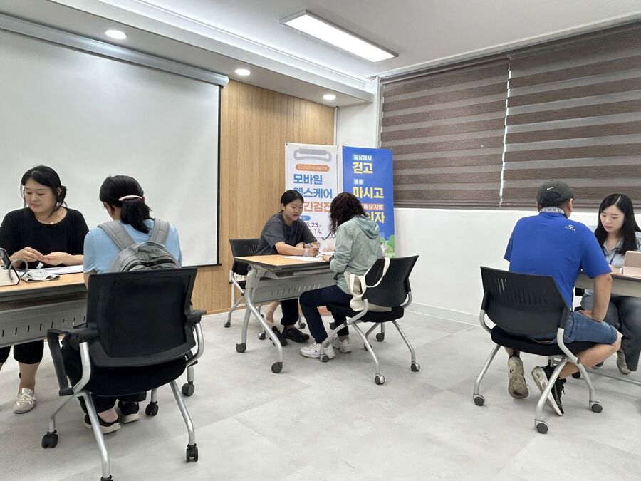 ▲ 진주시는 시민들의 신체적·정신적 건강을 종합적으로 관리하기 위해 개인 맞춤형의 건강관리 서비스인 ‘모바일 헬스케어’ 사업과 지역사회 기반의 자살예방 안전망을 구축하기 위한 ‘생명존중 안심마을’ 사업을 확대 운영한다.ⓒ