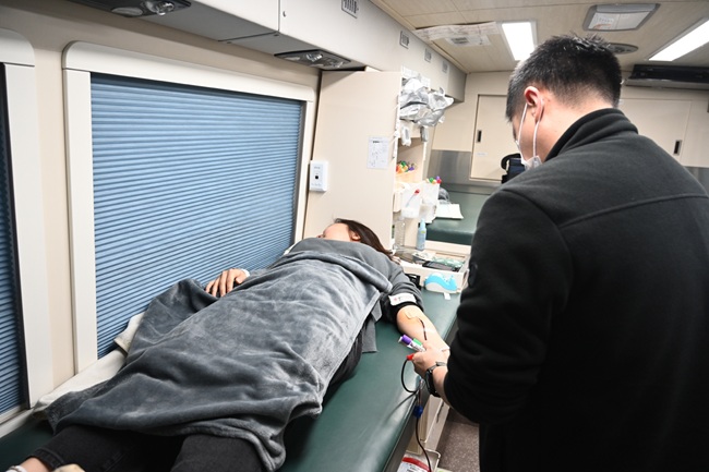 ▲ 강원문화재단이 20일 재단 청사 내 주차 공간에 마련된 헌혈버스에서 '생명나눔 헌혈캠페인'에 동참했다. ⓒ강원문화재단