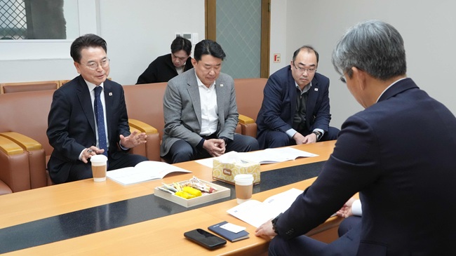 ▲ 육동한 춘천시장이 20일 서울에서 김이탁 국토교통부 1차관을 만나 춘천지역 현안 건의를 했다. ⓒ춘천시