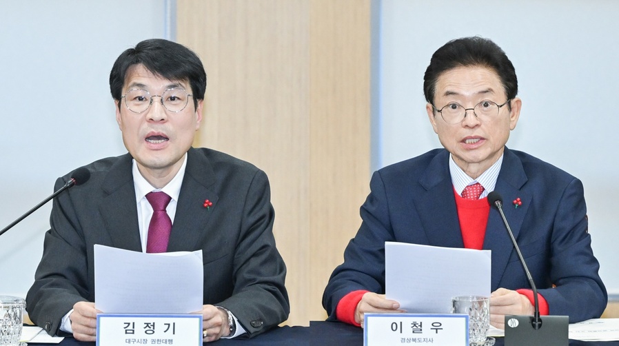 ▲ 이철우 경북도지사(오른쪽)와 김정기 대구시장 권한대행은 “앞으로 지방의회와의 충분한 협의는 물론 시·도민의 의견을 폭넓게 수렴해 민주적 절차를 밟아갈 것”이라며 “국회와의 긴밀한 공조를 통해 특별법 제정 등 제도적 기반을 마련하는 데 모든 행정력을 집중하겠다”고 밝혔다.ⓒ경북도