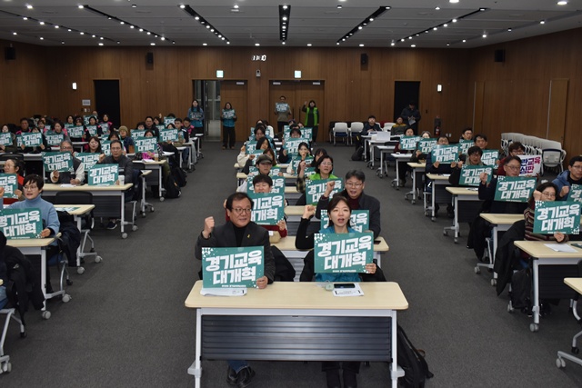 ▲ 송성영 경기교육혁신연대 상임공동대표 등 관계자들이 20일 경기도의회에서 민주진보 진영의 경기도교육감 후보 단일화를 촉구하며 기념촬영을 하고 있다. ⓒ김현우기자