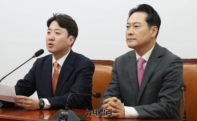 ▲ 이준석 개혁신당 대표가 13일 오전 국회에서 장동혁 국민의힘 대표와 '공천헌금·통일교 특검 연대' 관련 논의를 하기 전 발언을 하고 있다. ⓒ이종현 기자