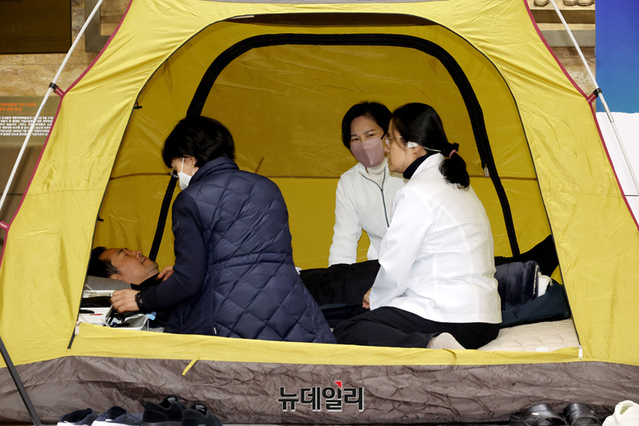 ▲ '통일교·공천헌금' 쌍특검법 수용 촉구 단식 6일 차인 장동혁 국민의힘 대표가 20일 오전 국회 본청 로텐더홀 단식농성장에서 의료진의 검진을 받고 있다. ⓒ이종현 기자