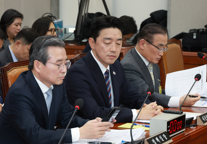 ▲ 김용범 대통령실 정책실장과 강훈식 비서실장, 위성락 국가안보실장 등 증인들이 지난해 11월 6일 국회에서 열린 운영위원회의 대통령비서실 등 국정감사에 출석해서 질의를 듣고 있다. ⓒ뉴시스