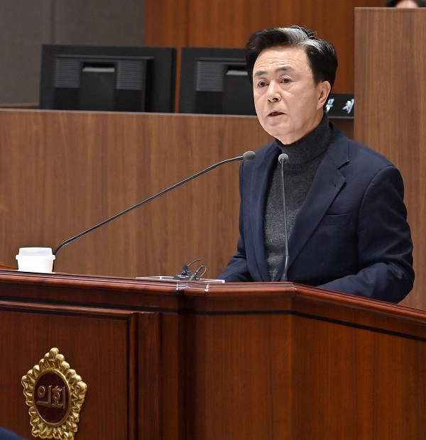 ▲ 김태흠 충남지사가 20일 도의회 임시회 본회의 업무보고회에서 재정과 권한 없이 이뤄지는 행정통합은 껍데기 불과하다”며 “도의회가 동의한 특별법이 원안대로 통과될 수 있도록 끝까지 대응하겠다”고 밝히고 있다.ⓒ충남도