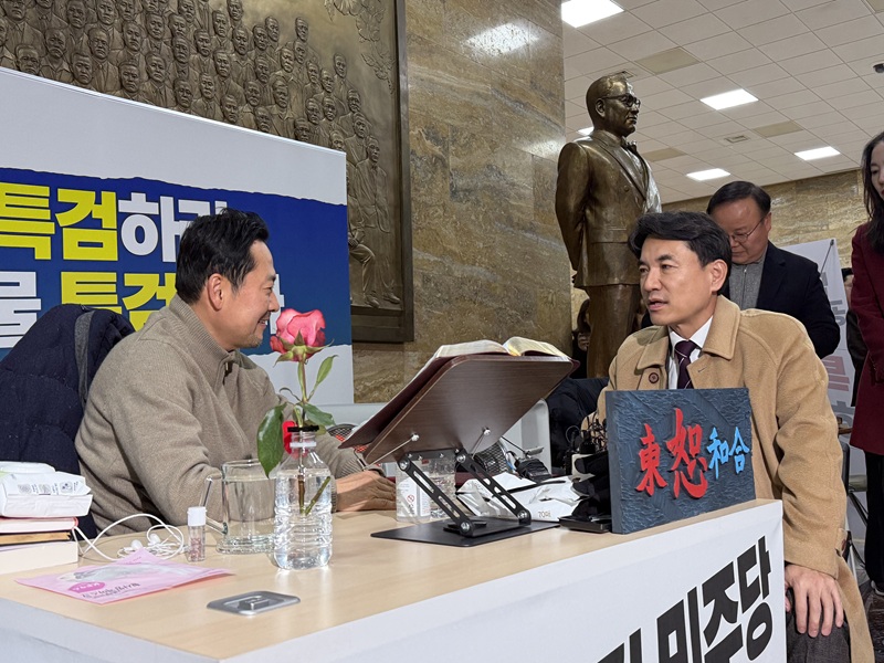 ▲ 김진태 강원특별자치도지사가 20일 오후 국회 로텐더홀에서 단식 농성 중인 장동혁 국민의힘 대표를 격려 방문했다. ⓒ뉴데일리