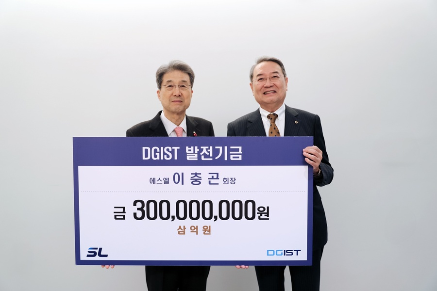 ▲ (왼쪽부터) 에스엘 이충곤 회장(DGIST 발전재단 초대 이사장) 및 DGIST 이건우 총장.ⓒDGIST