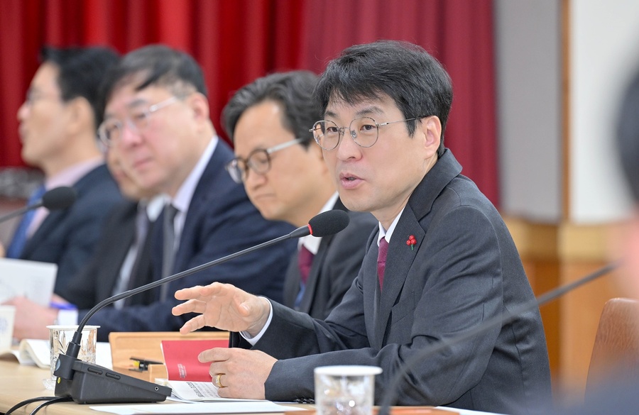 ▲ 김정기 권한대행(오른쪽)은 20일 시청 회의실에서 열린 간부회의를 통해 대구와 경북은 본래 하나였음을 강조하며, 더 큰 미래와 발전을 위해 대구시가 경북을 포용하는 자세를 가져야 한다고 밝혔다.ⓒ대구시