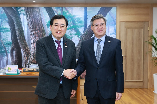 ▲ 주낙영 시장과 천르뱌오(오른쪽) 주부산중국총영사관 총영사가 19일 오후 경주시장실에서 한·중 교류 확대와 Post-APEC 협력 방안을 논의한 뒤 기념촬영을 하고 있다.ⓒ경주시