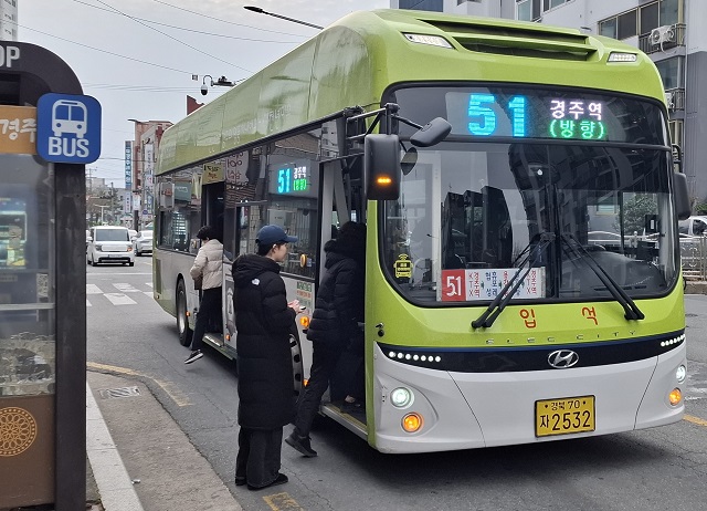 ▲ 경주시내 한 버스정류장에서 청소년들이 시내버스에 승차하고 있다.ⓒ경주시