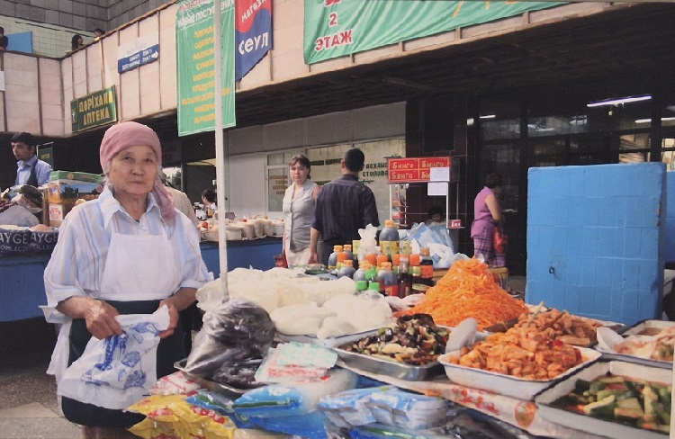 ▲ 카자흐스탄 알마티 전통시장에서 김치를 팔고 있는 시장 상인(김상욱 이현경 작)