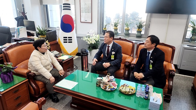 ▲ 신영재 홍천군수가 20일 임이자 재정 경제 기획위원장을 만나 용문~홍천 광역철도의 적극적인 협조와 지원에 감사의 뜻을 표하는 한편, 사업의 신속한 추진을 위해 지속적인 관심과 협조를 요청했다. ⓒ홍천군