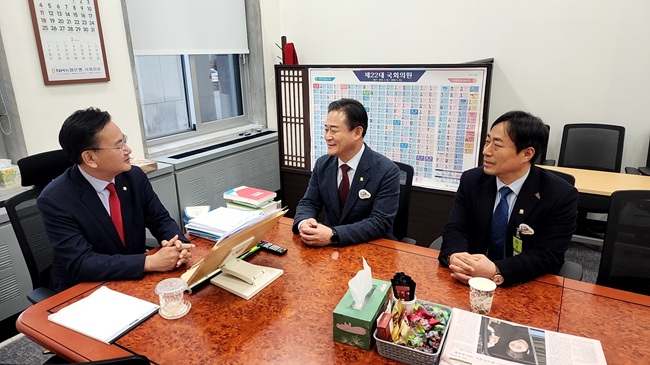 ▲ 신영재 홍천군수가 20일 유상범 국회의원을 만나 용문~홍천 광역철도의 적극적인 협조와 지원에 감사의 뜻을 표하는 한편, 사업의 신속한 추진을 위해 지속적인 관심과 협조를 요청했다. ⓒ홍천군