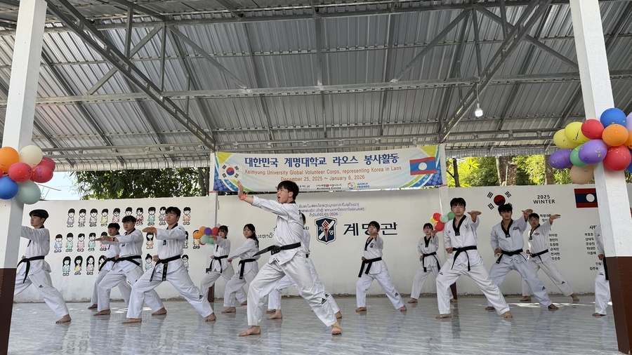 ▲ 라오스 국외봉사단이 방비엥 푸딘뎅 초등학교에 계명관 건립 후 태권도 공연을 펼치고 있다.ⓒ계명대