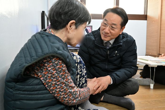 ▲ 유정복 인천시장이 20일 미추홀구 소재 노숙인요양시설에서 입소자를 격려하고 있다.ⓒ 인천시 제공