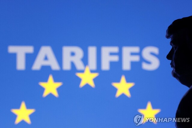 ▲ 유럽연합(EU) 깃발과 도널드 트럼프 미국 대통령 실루엣 일러스트. 출처=로이터ⓒ연합뉴스