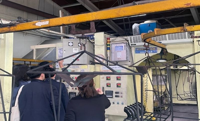 ▲ 소규모 사업장에서 사물인터넷(IoT) 설치 준공심사가 진행되고 있는 모습.ⓒ아산시