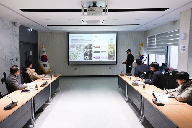 ▲ 삼척시가 지난 20일 도계역 주변지구 도시재생사업의 핵심 과업인 '도계콤팩트시티' 추진의 일환으로, 탄광미디어전시관 전시부문 기획 및 디자인 용역 중간보고회를 개최했다. ⓒ삼척시