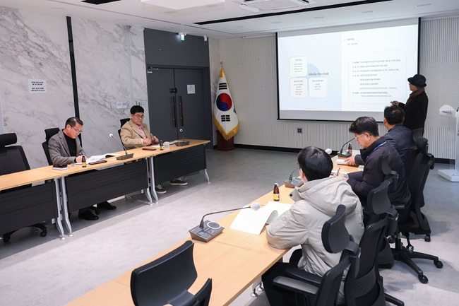 ▲ 삼척시가 지난 20일 도계역 주변지구 도시재생사업의 핵심 과업인 '도계콤팩트시티' 추진의 일환으로, 탄광미디어전시관 전시부문 기획 및 디자인 용역 중간보고회를 개최했다. ⓒ삼척시