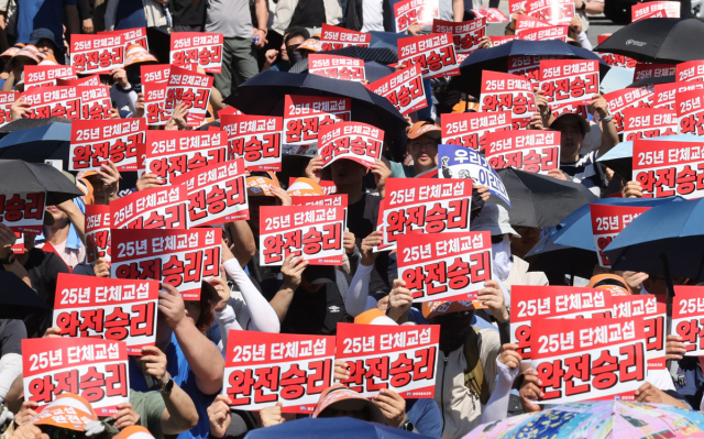 ▲ 지난해 9월 울산시 북구 현대자동차 울산공장 본관 앞에서 열린 현대차 노조의 총파업 결의 대회에서 조합원들이 구호를 외치고 있다. ⓒ연합뉴스