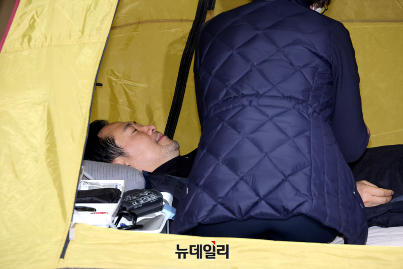 ▲ '통일교·공천헌금' 쌍특검법 수용 촉구 단식 6일 차인 장동혁 국민의힘 대표가 20일 오전 국회 본청 로텐더홀 단식농성장에서 의료진의 검진을 받고 있다. ⓒ이종현 기자