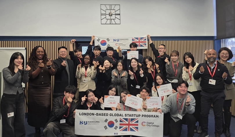 ▲ 가상 투자 유치 시뮬레이션 방식의 '데모데이' 후 참여 학생들이 기념사진을 촬영하고 있다.ⓒ한성대