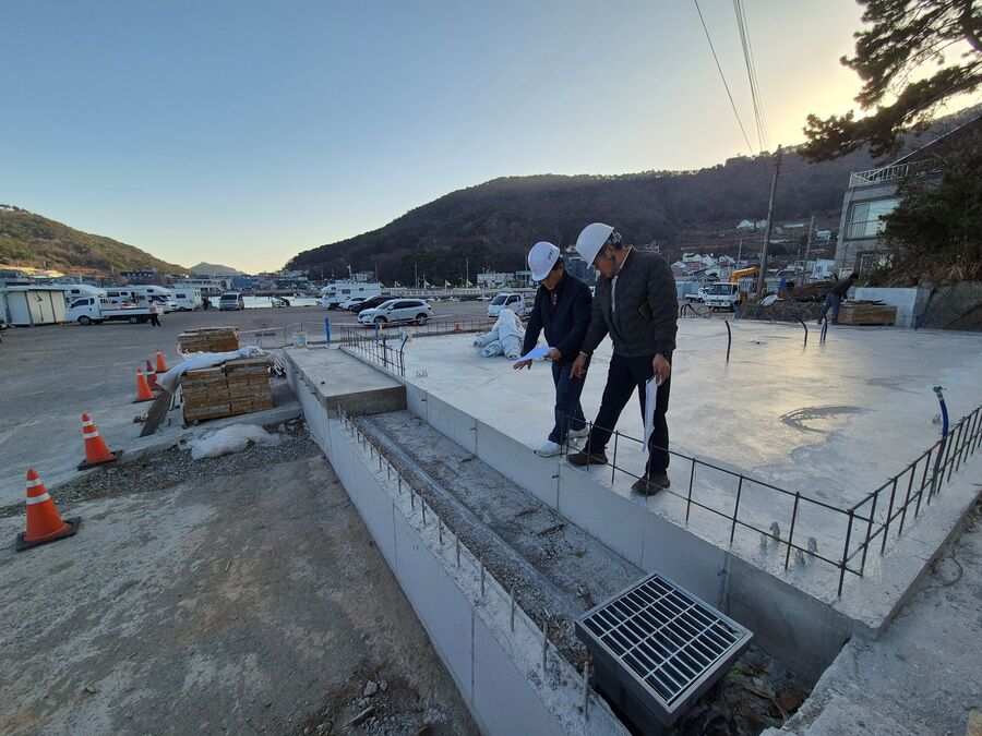 ▲ 남해군은 건축을 준비하는 군민의 불편을 줄이기 위해 건축지도원이 건축주와 1:1로 매칭되어, 건축 계획 단계부터 시공, 준공 후 유지관리까지 전 과정을 체계적으로 지원한다.ⓒ남해군