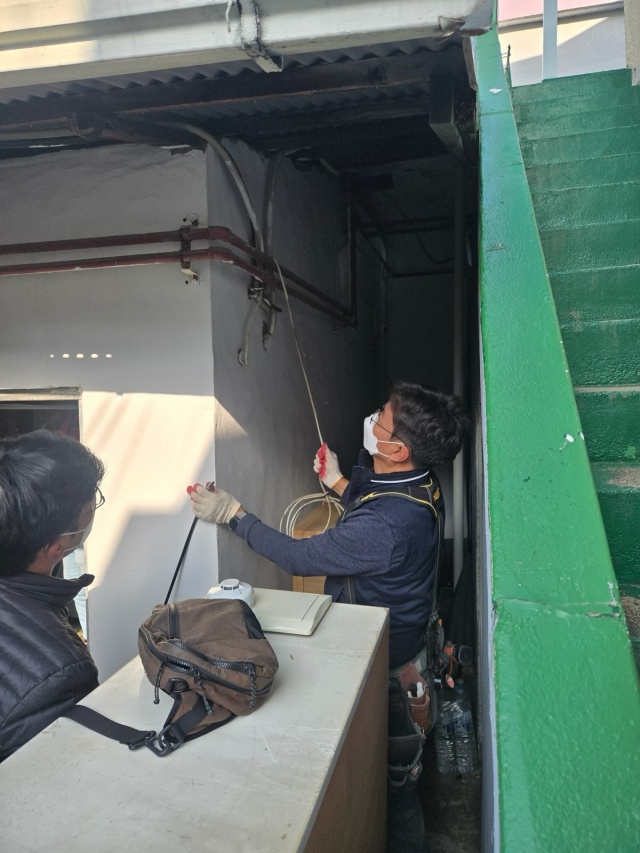 ▲ 취약계층의 따뜻한 겨울나기 주거 개선 봉사ⓒ평택보건소 제공