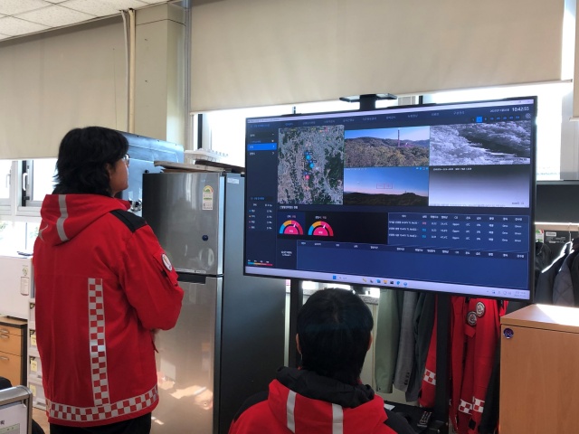 ▲ 산불방치대책본부 소속 직원들이 AI 산불감시 카메라가 전송하는 정보를 통해 실시간 모니터링을 하고 있다. ⓒ광명시 제공