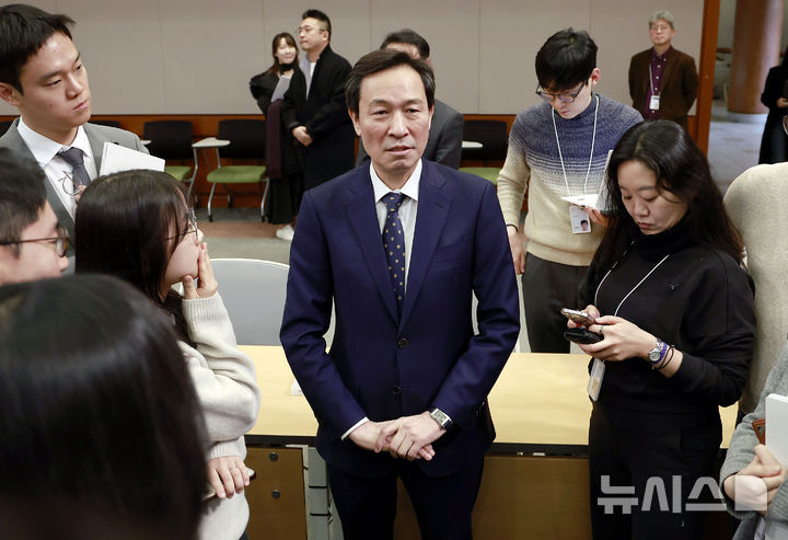 ▲ 사의를 표명한 우상호 정무수석이 18일 청와대에서 기자들 질문에 답변하고 있다. ⓒ뉴시스