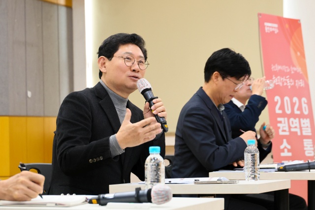 ▲ 이상일 용인시장이 지난 20일 처인구청에서 열린 권역별 소통간담회에서 주민들과 의견을 나누고 있다. ⓒ용인시 제공