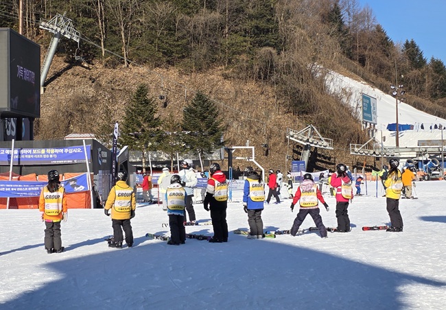 ▲ 춘천시가 21일 겨울방학을 맞아 아동 체력 증진과 도전 정신을 키우기 위해 드림스타트 아동 대상 스키교실을 운영했다. ⓒ춘천시