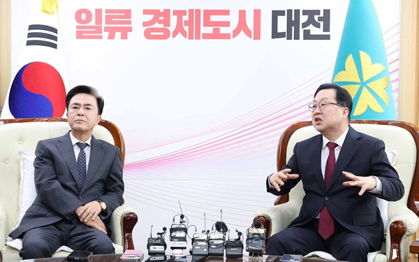 ▲ 21일 이장우시장과 김태흠 충남지사가 시청에서 만남을 통해 대전충남 통합과 관련된 간담회를 가졌다.ⓒ대전시