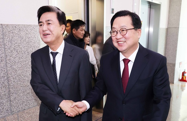 ▲ 21일 이장우 시장이 대전을 찾은 김태흠 지사를 반기고 있다. ⓒ대전시