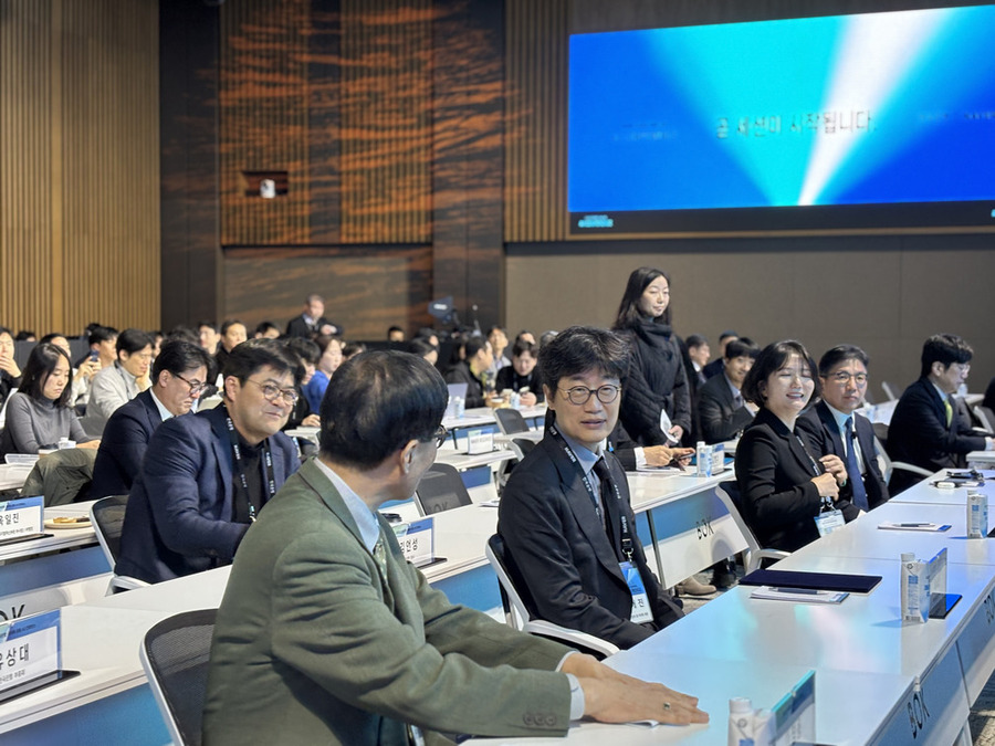 ▲ 이창용 한국은행 총재(왼쪽)와 이해진 네이버 의장(오른쪽)이 '한국은행·네이버 공동 AX 컨퍼런스'에 참석해 대화를 나누고 있다. ⓒ곽예지 기자