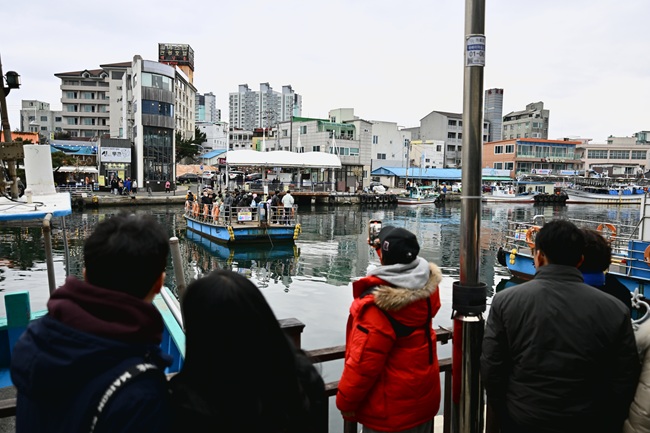 ▲ 겨울철 아바이마을 및 갯배 전경. ⓒ속초시