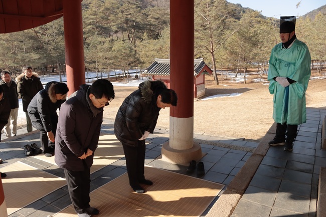 ▲ 강원개발공사가 21일 영월 장릉에서 2026년 경영목표 달성과 무재해·무사고 달성을 다짐하는 안전기원제를 개최했다. ⓒ강원개발공사