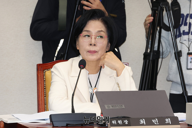 ▲ 최민희 국회 과학기술정보방송통신위원회 위원장이 지난해 10월 29일 국회에서 과학기술정보통신부 등에 대한 국정감사에서 야당 의원들 발언을 듣고 있다. ⓒ이종현 기자