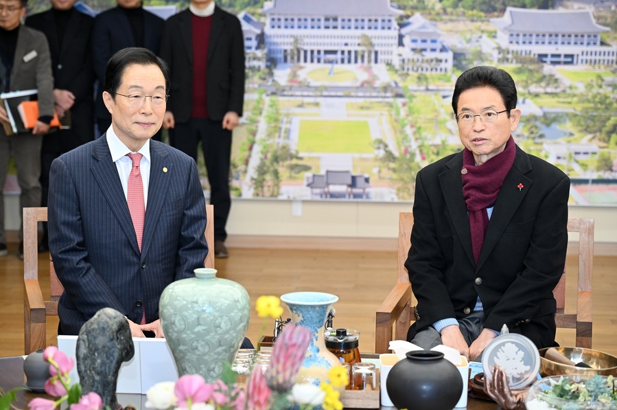 ▲ 경북도는 지난 21일 경북도청에서 이철우 경상북도지사와 임종식 경상북도교육감이 만나 ‘대구·경북 행정통합’ 추진에 따른 교육 분야 현안을 논의했다.ⓒ경북도