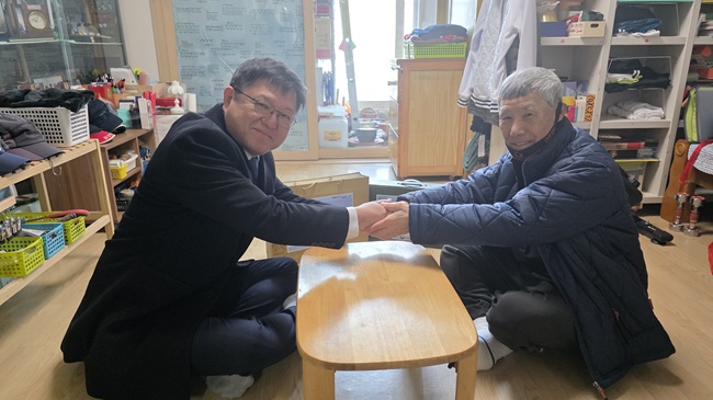 ▲ 정백규 강원서부보훈지청장이 21일 겨울철 한파를 대비해 춘천시에 거주하시는 취약계층 국가유공자 자택을 방문, 주거 시설 등의 현장점검 및 위문을 실시했다. ⓒ강원서부보훈지청