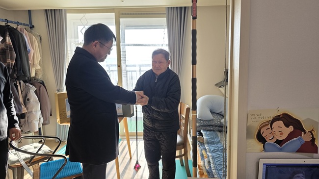 ▲ 정백규 강원서부보훈지청장이 21일 겨울철 한파를 대비해 춘천시에 거주하시는 취약계층 국가유공자 자택을 방문, 주거 시설 등의 현장점검 및 위문을 실시했다. ⓒ강원서부보훈지청