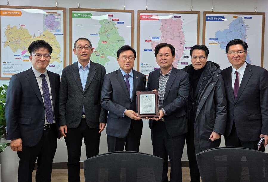 ▲ 경북도는 21일 국회를 방문해 국비 확보 과정에서 결정적인 역할을 수행한 국회 예산결산특별위원회 간사 박형수 국회의원(왼쪽 세번째)에게 도민의 마음을 담은 감사패를 전달했다.ⓒ경북도