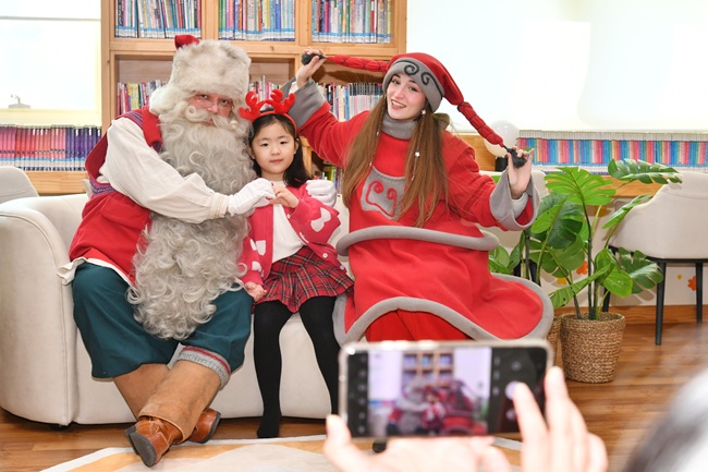 ▲ 핀란드 로바니에미시 산타마을에서 화천산천어축제를 찾아온 리얼 산타클로스와 요정 엘프가 21일 화천읍 화천 어린이 도서관을 방문해 화천지역 아이들과 즐거운 시간을 보내고 있다. ⓒ화천군