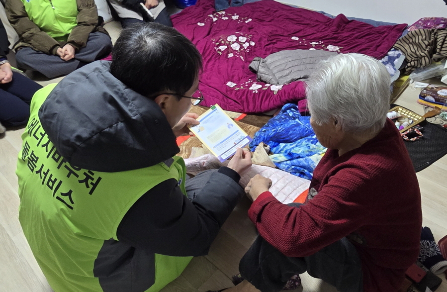 ▲ 21일 한국에너지공단 한영배 지역에너지복지이사(왼쪽)가 에너지바우처 수급세대를 방문하여 22일(목)부터 시행되는 ‘에너지바우처 등유·LPG 확대 지원 사업’을 설명하고 있다. (사진=에너지공단) ⓒ전성무 기자