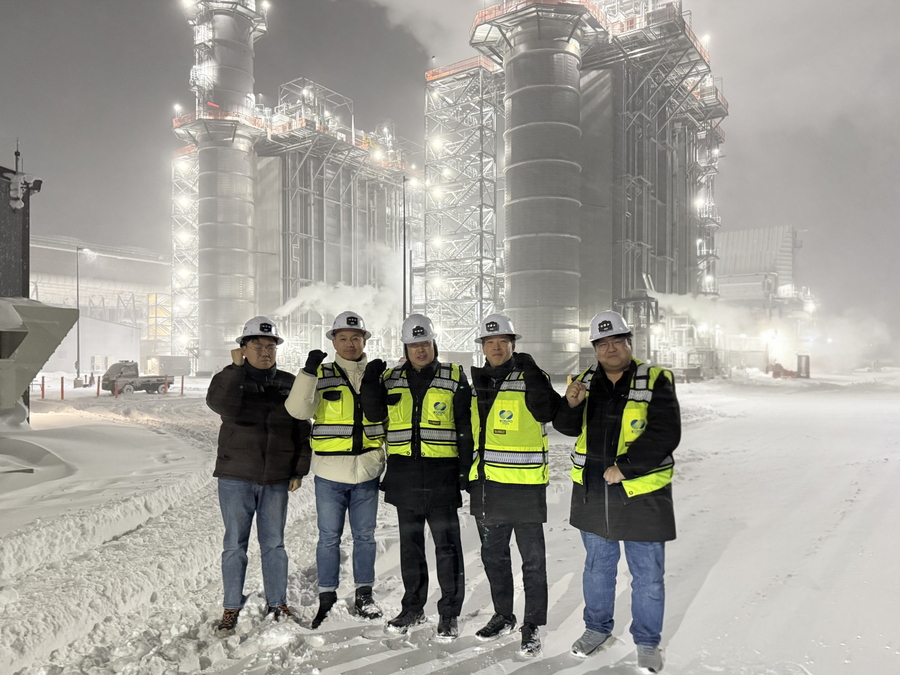 ▲ 남부발전 박영철 경영기획부사장(가운데)이 현지시간 20일, 영하 20도의 혹한 속에서 미국 나일스 발전소를 찾아 현장경영 후, 관계자들과 기념촬영을 하고 있다. (사진=남부발전) ⓒ전성무 기자
