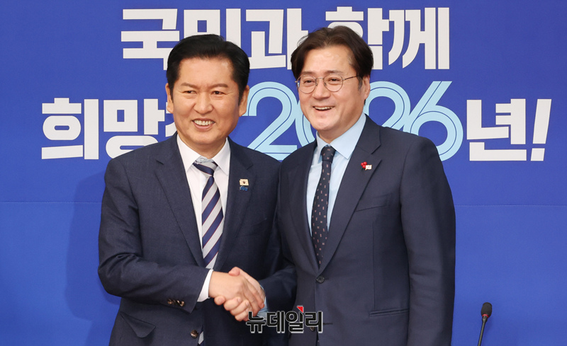 ▲ 더불어민주당 정청래 대표(왼쪽)가 21일 국회에서 취임 인사차 방문한 홍익표 청와대 정무수석을 만나 기념촬영을 하고 있다. ⓒ 이종현 기자